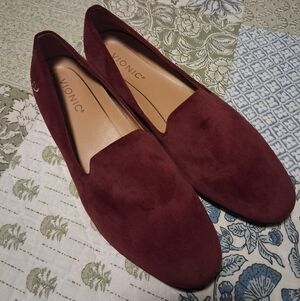 VIONIC WILLA BURGUNDY VELVET GOLD EMBROIDERED SLIP ON COMFORT LOAFERS